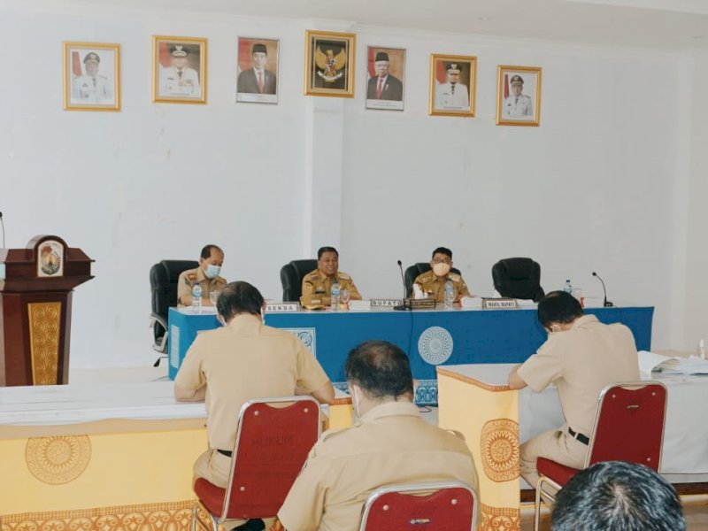 Ombas saat memimpin Rakor pembangunan Jembatan Malango. 