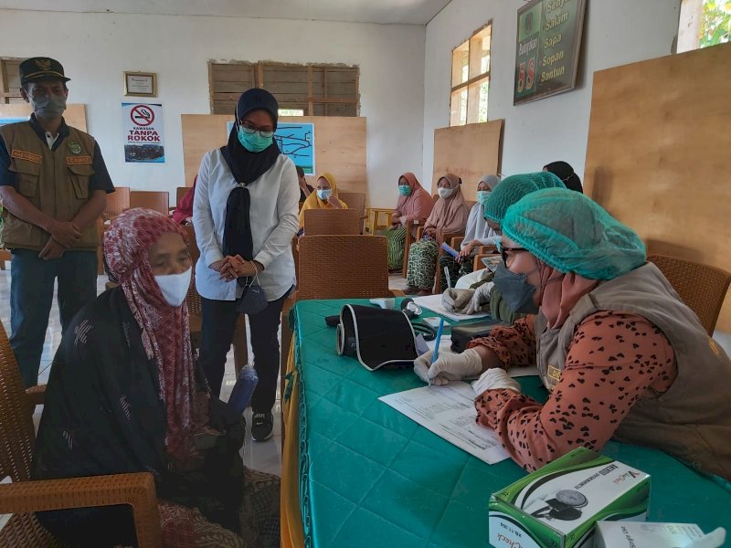 Indah Putri Indriani saat meninjau vaksinasi di Kecamatan Rongkong. 