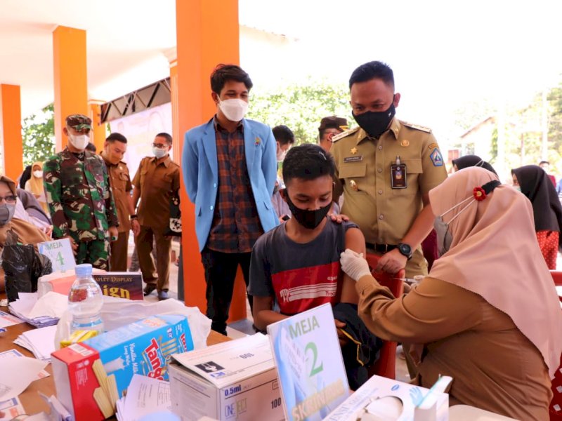 Ilham Azikin saat meninjau vaksinasi pemuda di SMAN 4 Bantaeng. 