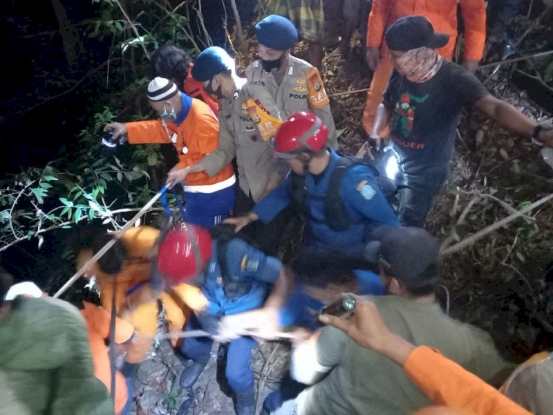 Proses evakuasi korban oleh Satuan Brimob Bone di Sungai Salo Merungnge malam tadi. 