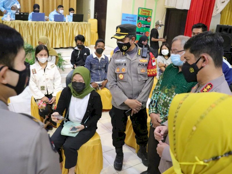 Kapolda Sulsel Irjen Pol Merdisyam memantau pelaksanaan vaksinasi.  