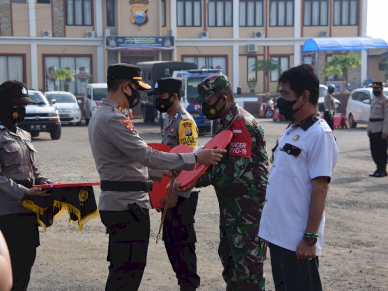 Kapolres Bone saat menyerahkan hadiah motor secara simbolis. 