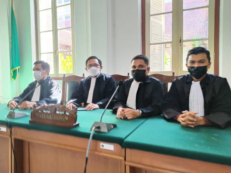 Penasehat Hukum Agung Sucipto. 