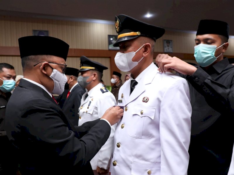 Ilham Azikin saat melantik pejabat Eselon II dan III lingkup Pemkab Bantaeng. 