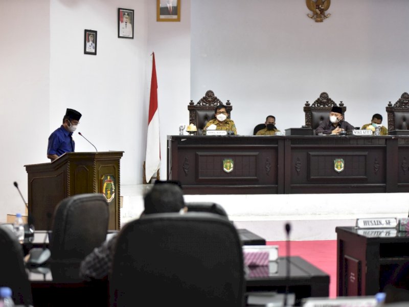 Rapat Paripurna DPRD Lutra. 