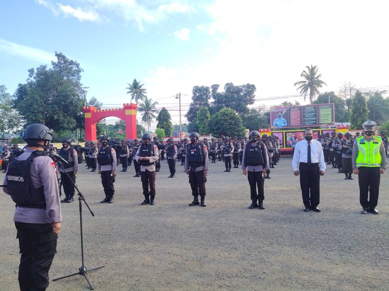 Danyon C Brimob Polda Sulsel saat memimpin apel gabungan. 