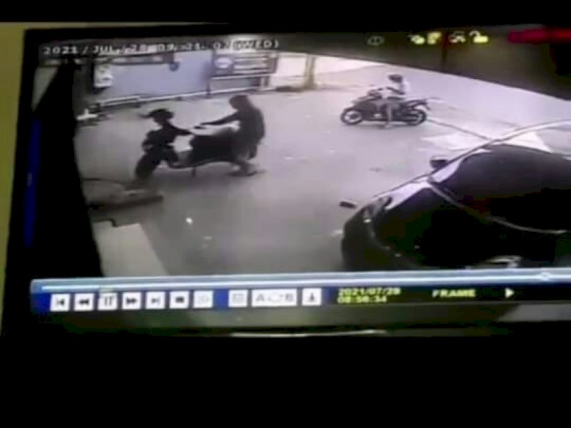 Aksi pencurian sepeda motor di Makassar. 