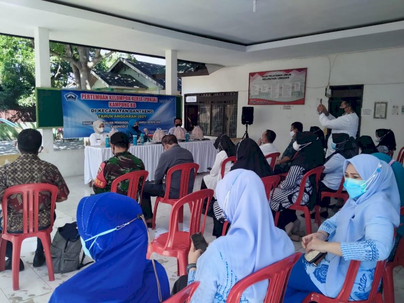 Ketua Tim Penggerak PKK Kabupaten Bantaeng, Sri Dewi Yanti melakukan kunjungan kerja ke kampung KB di beberapa lokasi di Bantaeng, Jumat 30 Juli 2021. 