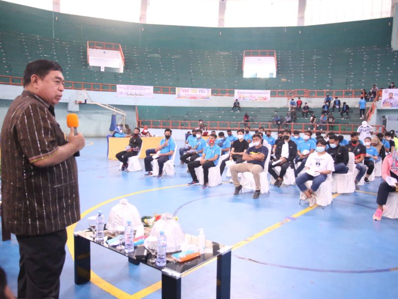 Sekda Provinsi Sulawesi Selatan, Abdul Hayat Gani saat menghadiri vaksinasi tahap 2 atlet Sulsel di GOR Sudiang, Jumat (30/7).