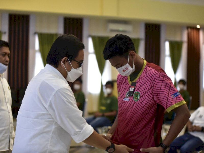 Suaib Mansur saat melepas peserta Sepak Bola Lutra untuk Pra Porprov. 