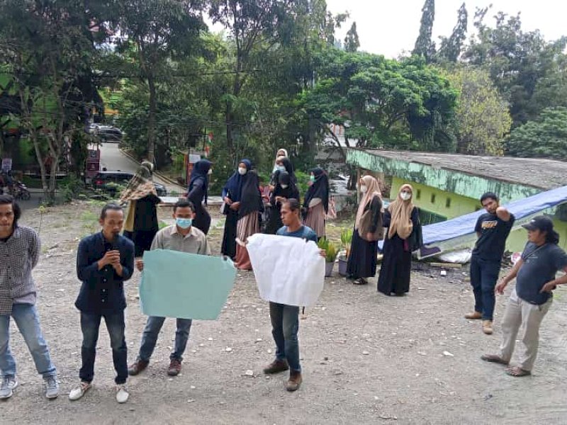 Aksi unjuk rasa mahasiswa UNIMEN. 