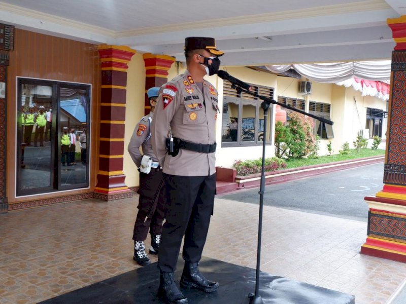Kapolres Tator AKBP Sarly Sollu saat memimpin Upacara Kenaikan Pangkat Wakapolres. 