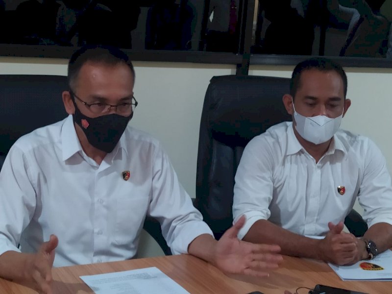 Dirkimsus Polda Sulsel Kombes Pol Widoni Fedri didampingi Kasubdit III Kompol Fadli dalam rilis 13 tersangka kasus korupsi proyek pembangunan RS Batua. 