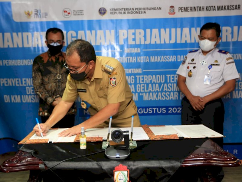Danny saat menandatangani MoU Isolasi Apung KM Umsini. 