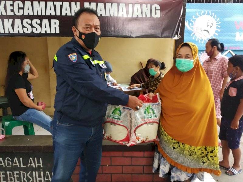 Penyaluran Bansos PPKM di Kecamatan Mamajang. 
