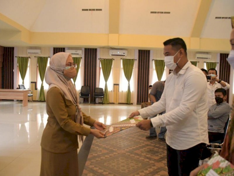 Bupati Lutra Indah Putri Indriani menyerahkan Surat Penunjukan Penyedia Barang dan Jasa (SPPBJ). 