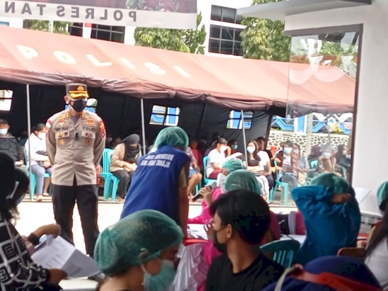 Kapolres Tator saat memantau pelayanan vaksinasi dosis II di Tator. 
