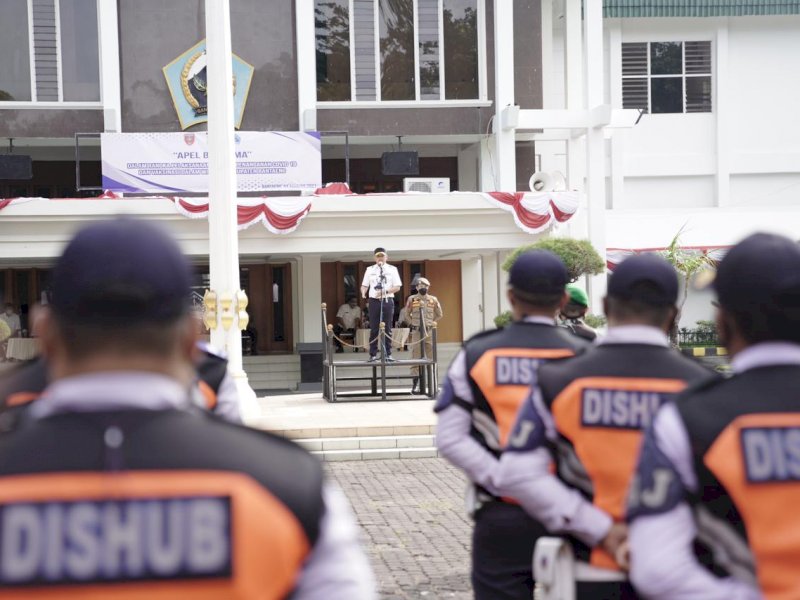 Ilham Azikin saat memimpin Apel PPKM level 3 di Bantaeng. 