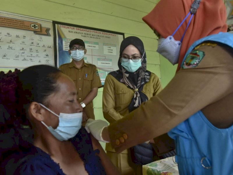 Indah Putri Indriani saat meninjau vaksinasi di Kecamatan Seko. 