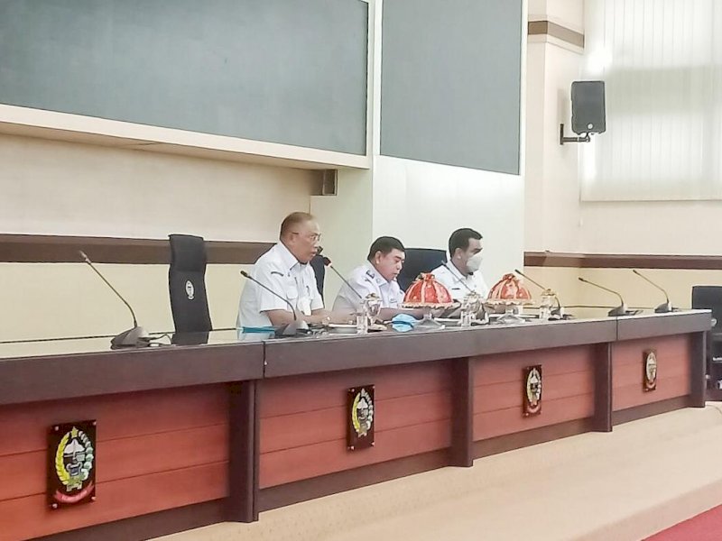 Sekprov Sulsel saat memimpin Rakor persiapan HUT RI. 