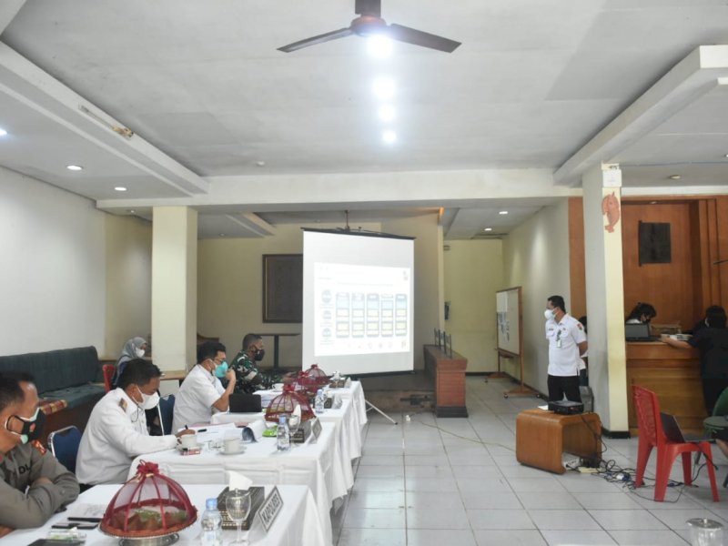 Ombas saat memimpin rapat evaluasi perpanjangan PPKM di Toraja Utara. 