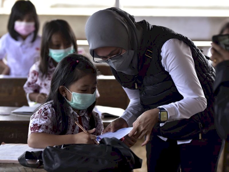 Indah saat meninjau PTM di Kecamatan Seko, Lutra. 