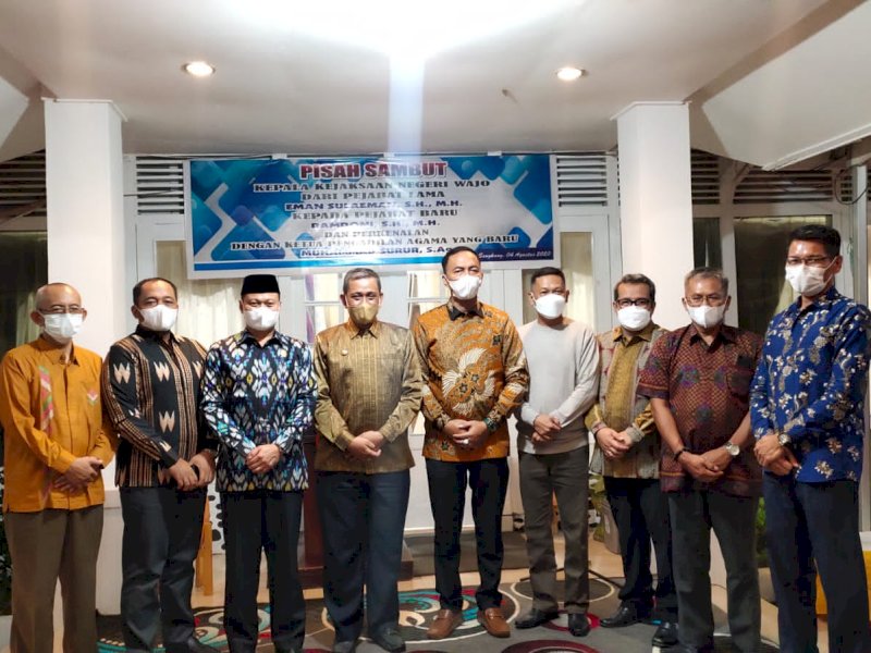 Amran Mahmud-Amran saat berfoto bersama Kajari Wajo. 