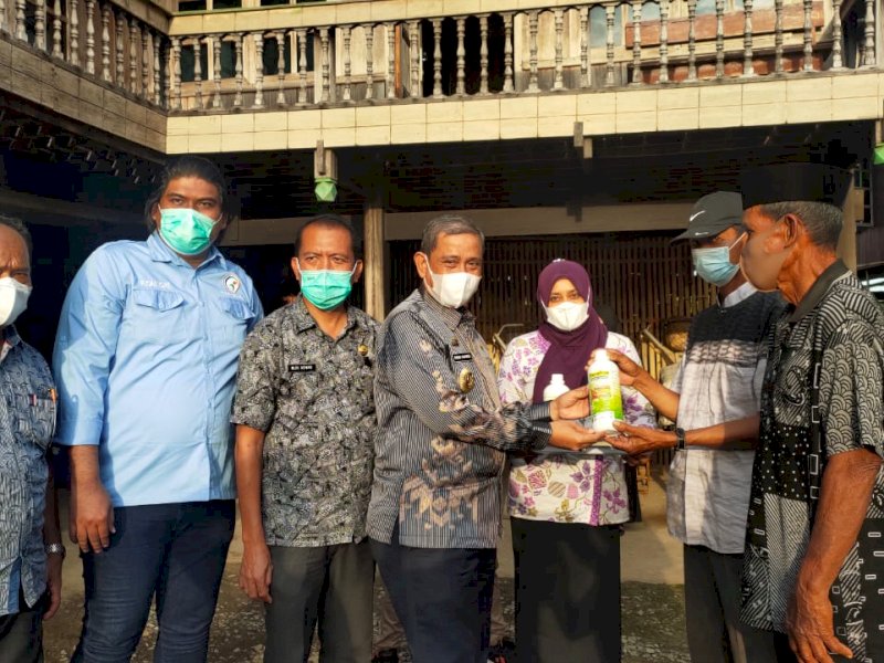 Penyerahan pupuk cair ke kelompok tani di Wajo. 
