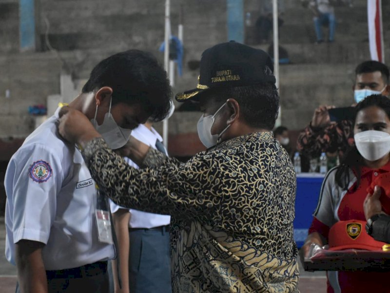 Ombas saat membuka pelatihan paskibraka Torut. 