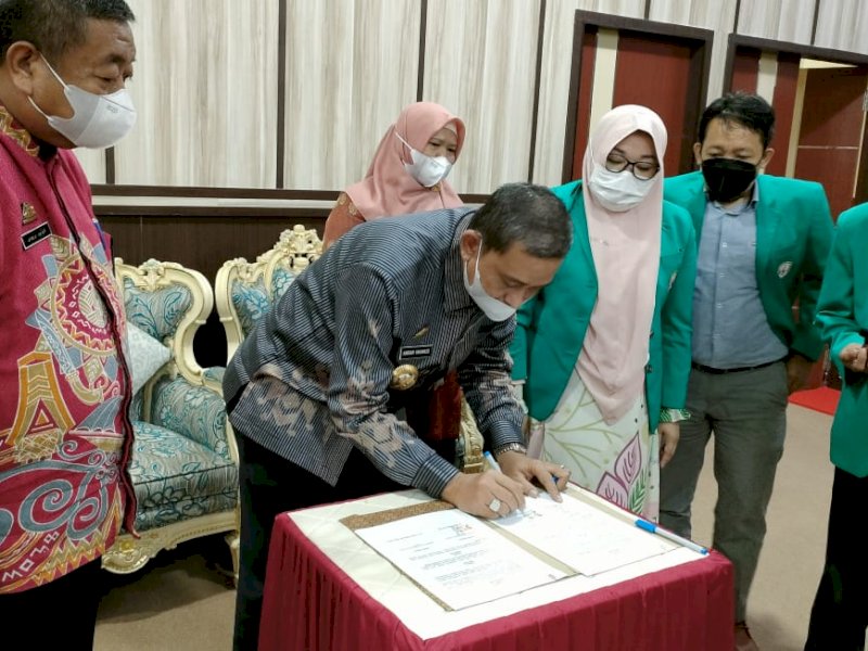 Amran Mahmud saat menandatangani MoU dengan Universitas Indonesia Timur. 