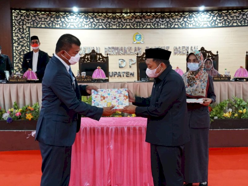 Andi Utta saat menyerahkan Ranperda RPJMD ke Ketua DPRD Bulukumba. 