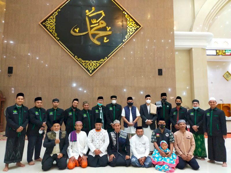 Ilham Azikin usai melaksanakn salat subuh bersama dai muda di Bantaeng. 