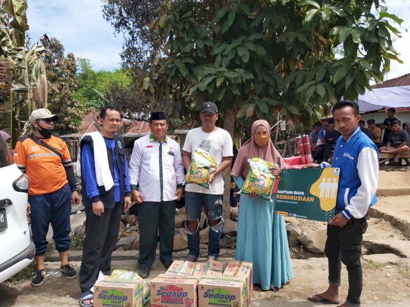 Penyerahan bantuan korban kebakaran di Galesong dari pengurus Baznas Takalar. 