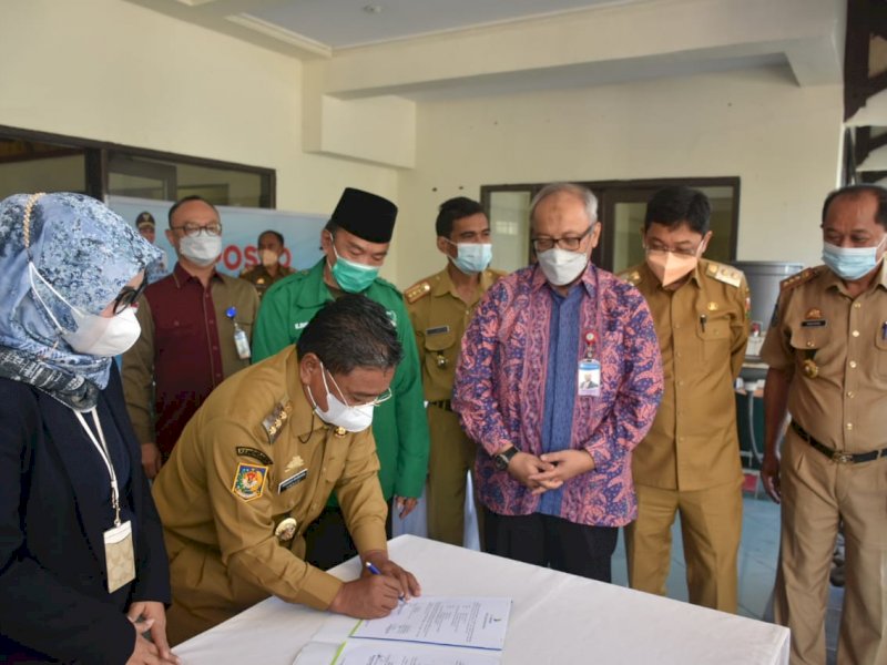Penandatanganan penyerahan mobil ambulance untuk umat muslim di Torut. 
