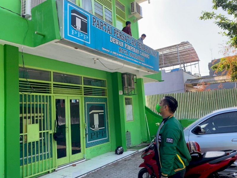 RTQ saat memantau proses renovasi Kantor PPP Makassar. 