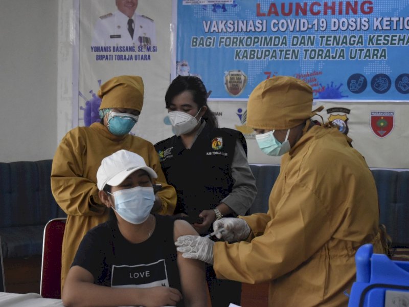 Vaksinasi dosis ketiga untuk Nakes di Torut. 