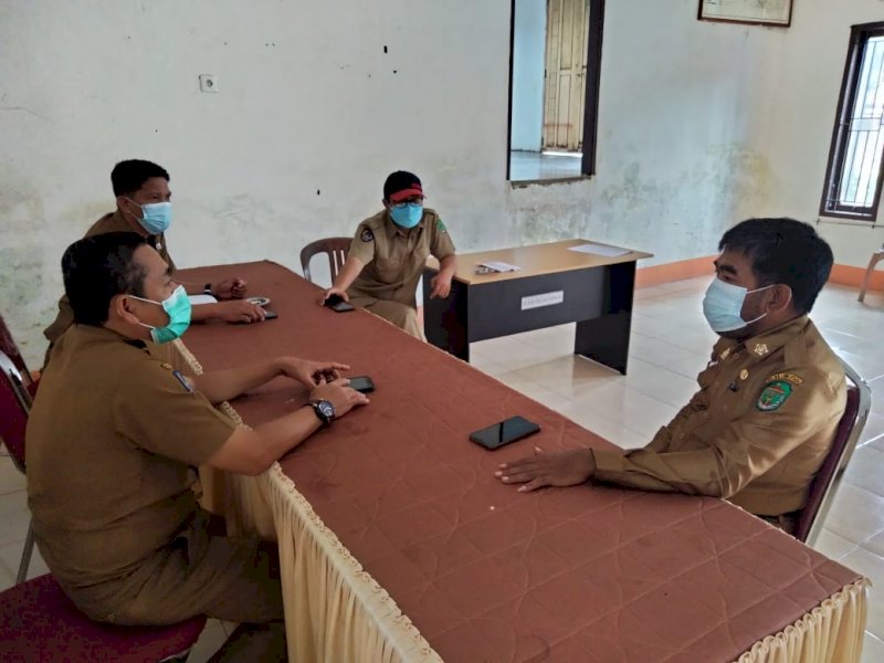 Asisten III Pemkab Lutra saat memimpin Monev di Sabbang. 