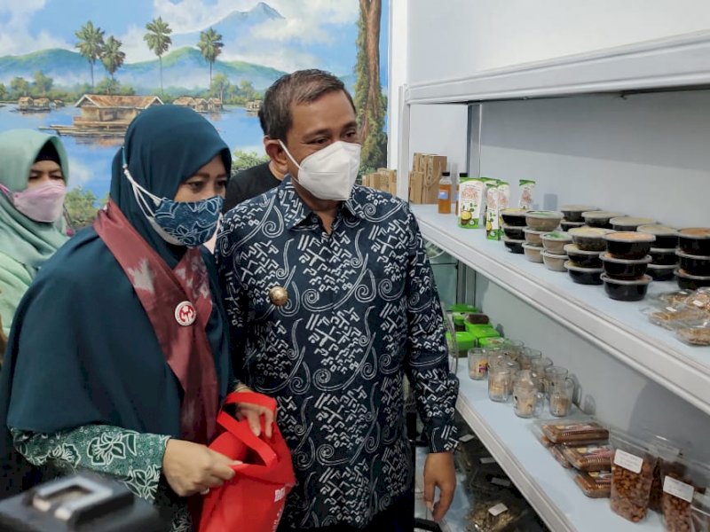 Bupati Wajo Amran Mahmud meresmikan pusat oleholeh di Wajo. 