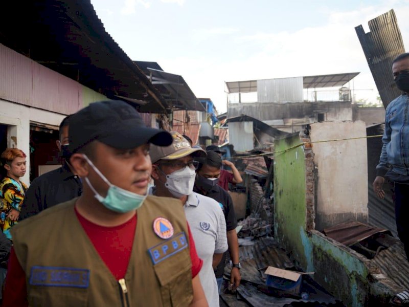 Andi Sudirman Sulaiman saat meninjau lokasi kebakaran di Jalan Muh Tahir. 