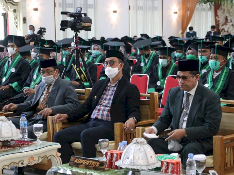 Edy Manaf saat menghadiri wisuda STAI Al-Gazali Bulukumba. 