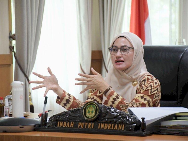 Indah saat menjadi pembicara penyambutan Maba HI Unhas. 