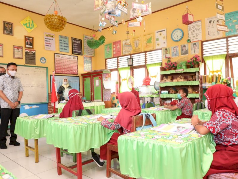 Bupati Bantaeng Ilham Azikin memantau belajar tatap muka. 