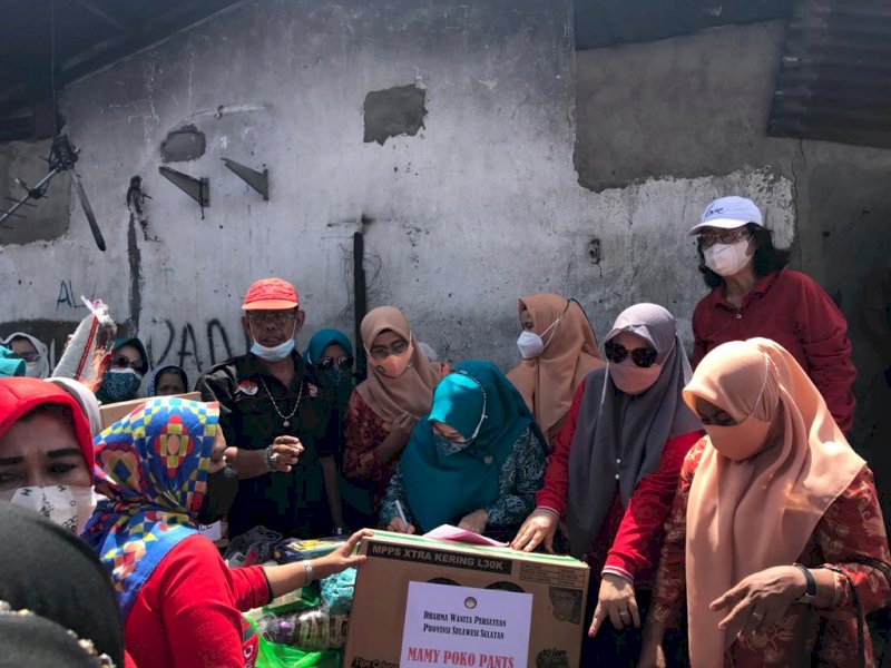 PKK Sulsel saat menyerahkan bantuan untuk korban kebakaran di Lepping. 