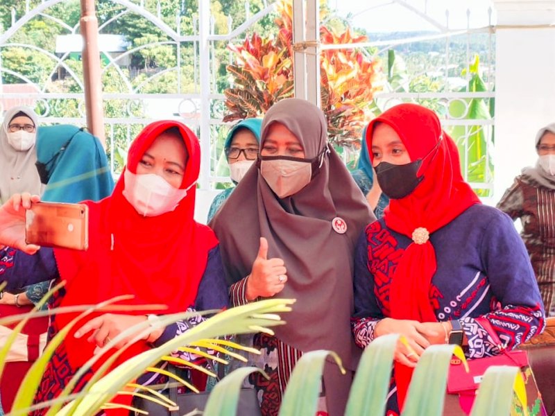 Studi Banding ke Wajo, Dekranasda Pangkep Belajar Kerajinan Sutera