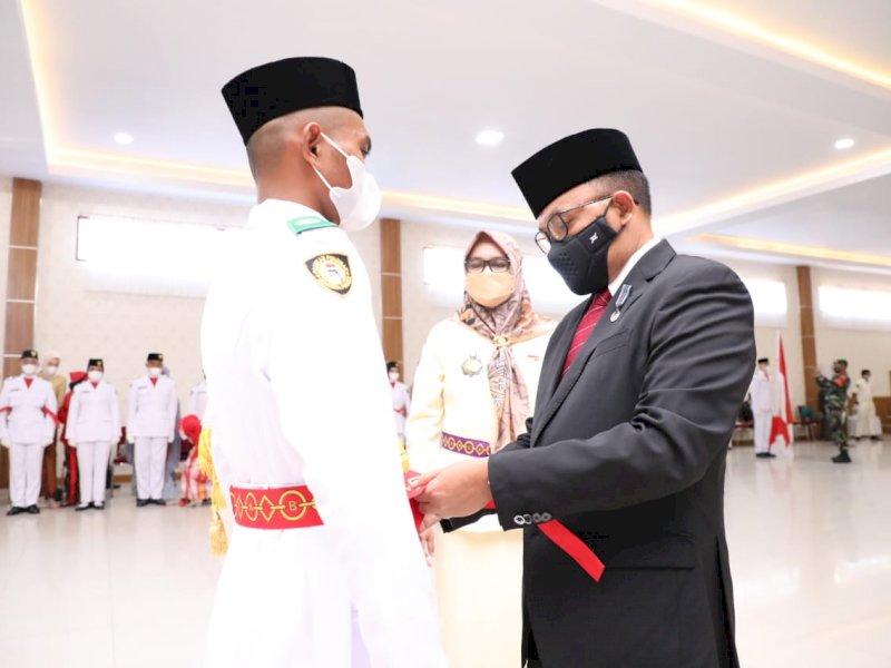 Ilham Azikin saat mengukuhkan paskibraka. 