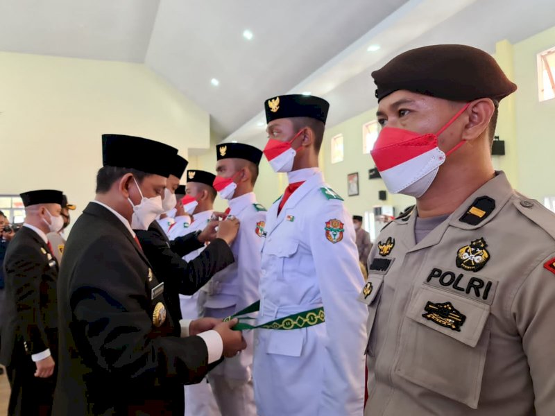 Amran Mahmud saat mengukuhkan anggota Paskibraka. 