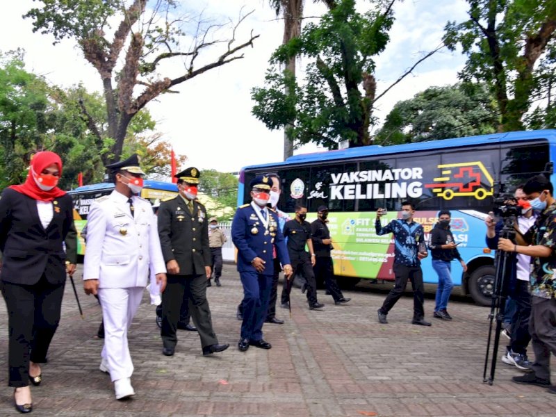 Andi Sudirman Sulaiman saat melaunching Vaksinator Keliling. 