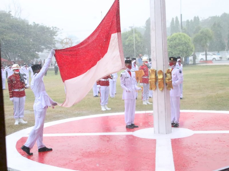 Pengibaran bendera merah putih di Bulukumba. 
