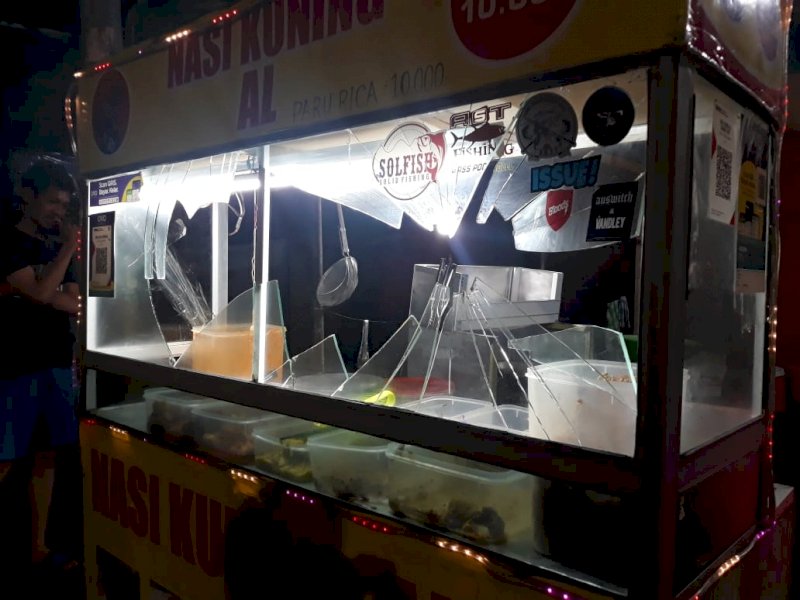 Warung makan yang dihancurkan pemuda di Makassar. 