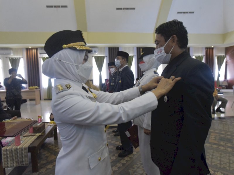 Indah saat memberikan Satya Lencana ke ASN Lutra. 